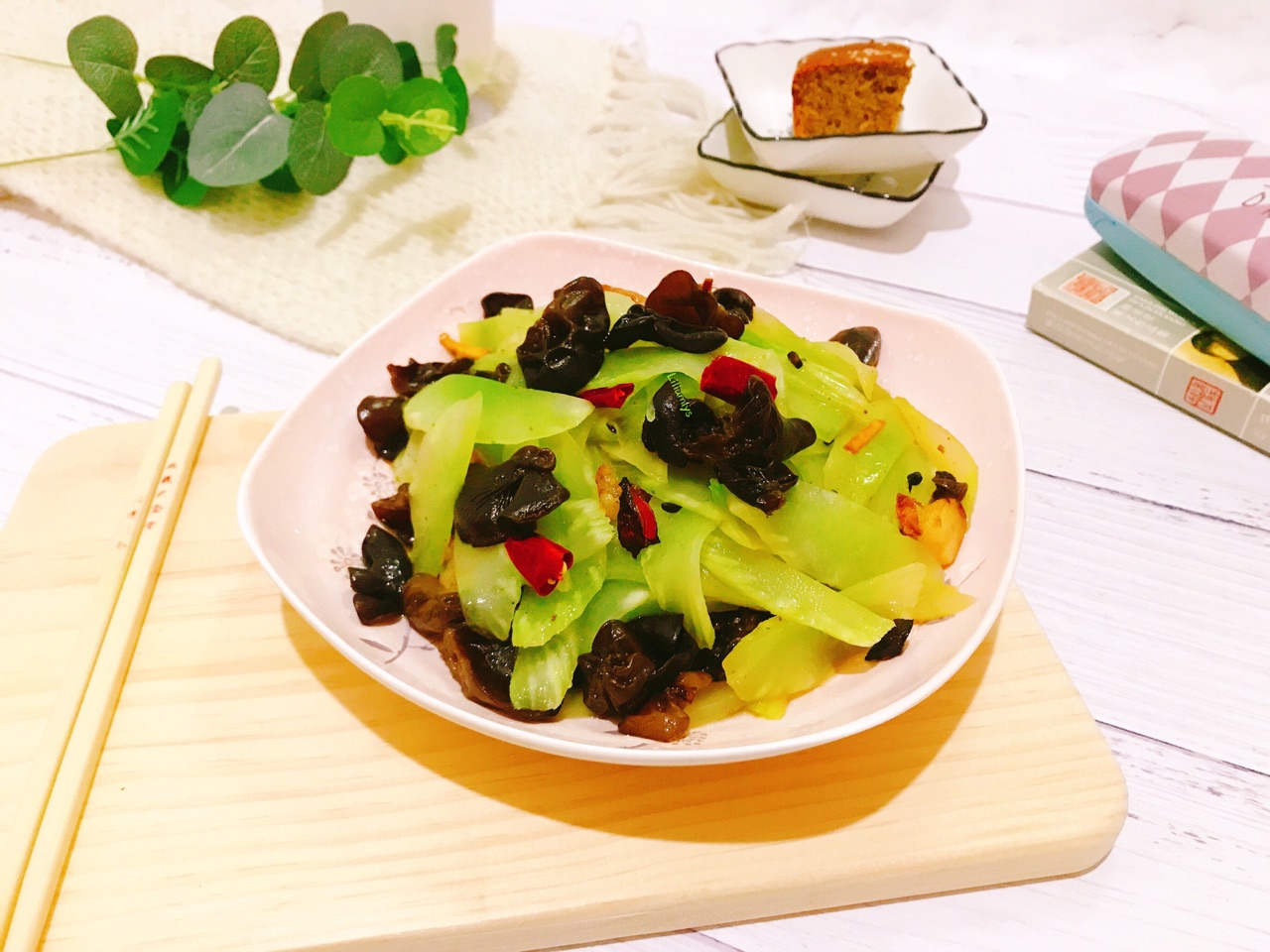 圖片[1]-【涼拌木耳萵筍】做法步驟圖 營養好吃又能解饞 夏-起舞食譜網