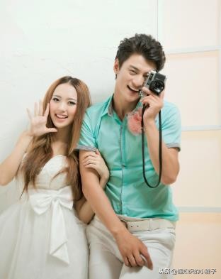 知道为啥 女人愿意挽着爱人的手臂