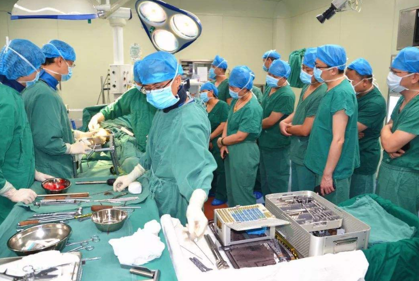 文科生也可以学医？4个适合文科生的医学专业，难度不大还好就业