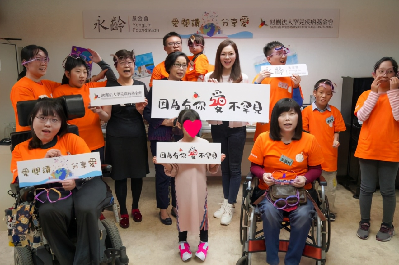 富豪郭台铭为嫩妻曾馨莹庆生，知道老婆不爱钱，每年坚持送玫瑰花