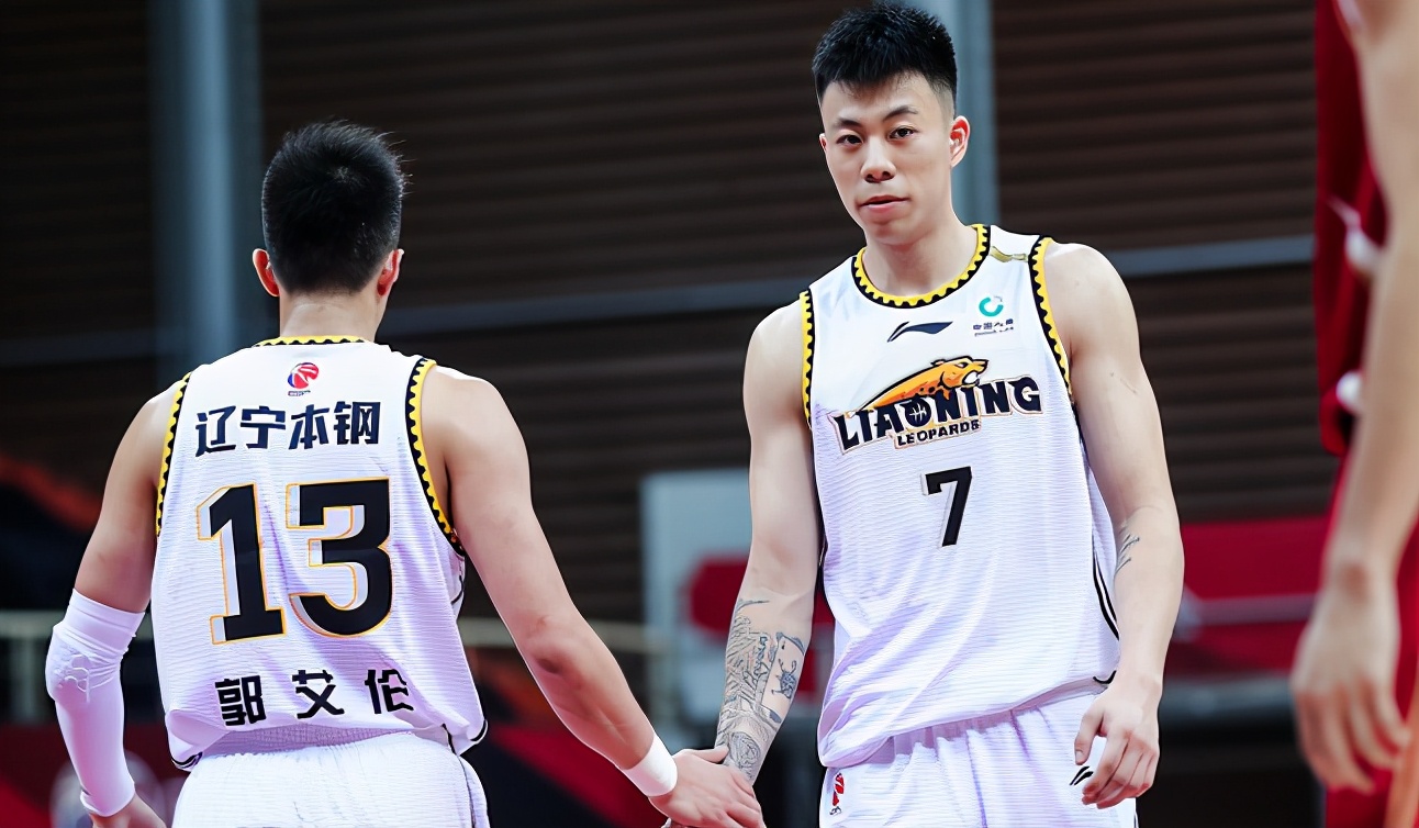 cba為什么穿白鞋（僅剩郭艾倫一人！贊助商沒給周琦買特殊穿鞋名額，只能穿光板戰靴）