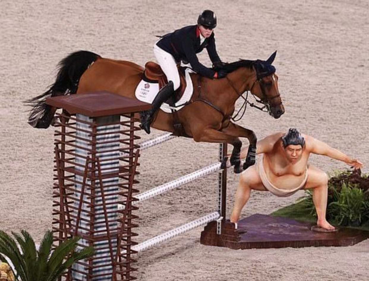 马术赛场相扑雕像把马吓跑(奥运会马术赛场被吐槽，日本文化雕像把马吓跑，多匹马无缘决赛)