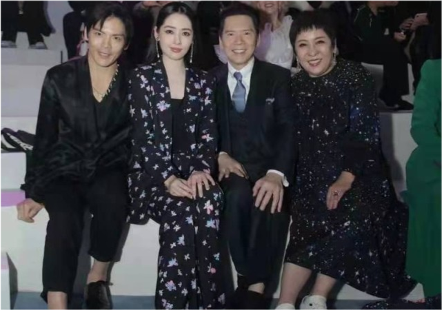 偶遇向佐一家看画展，郭碧婷素颜出镜被夸很美，小奶皇长得很可爱