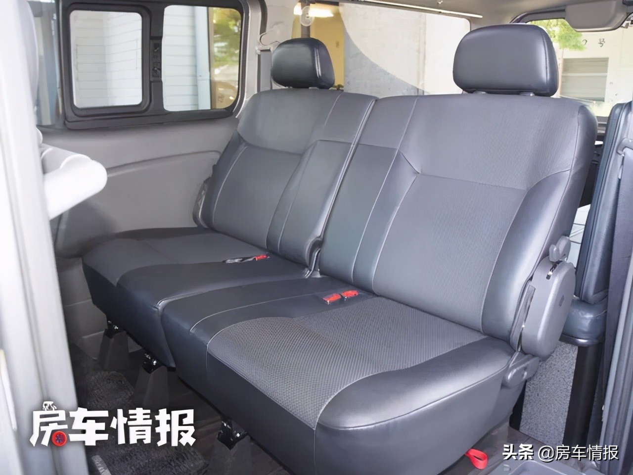 超级实用的日产NV350床车，前方拉人后方拉货，假日旅行还能睡觉