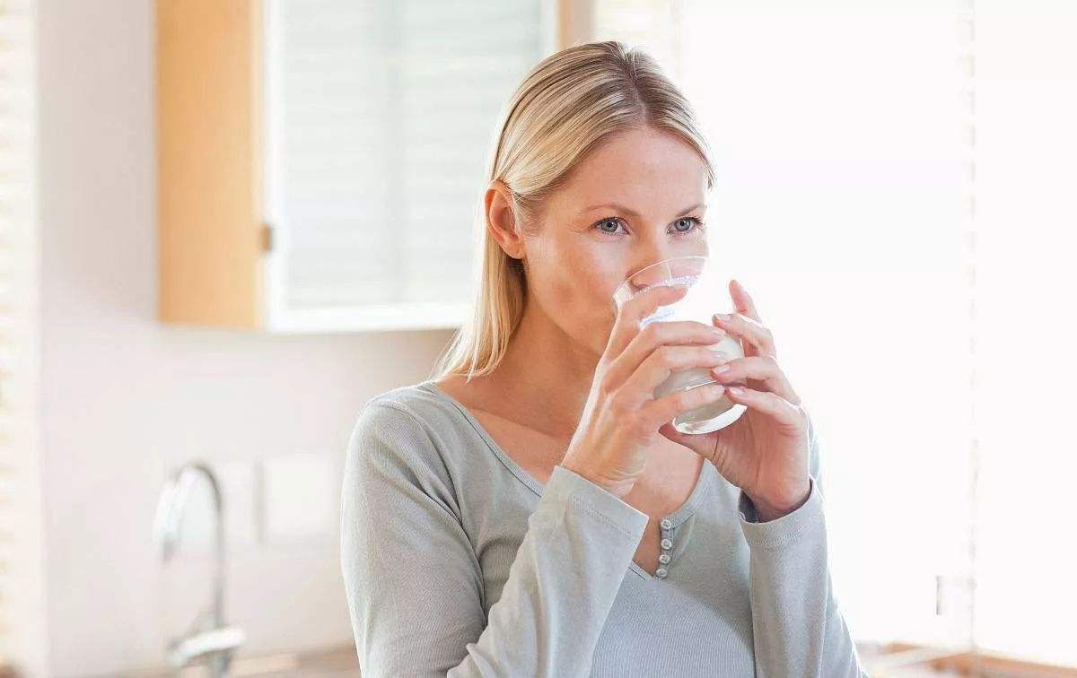 喝对水就能瘦！8杯水的正确喝水时间表，排毒又减肥