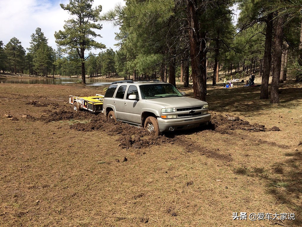 汽车陷入泥地打滑怎么办？这4个技巧用好了效果堪比四驱
