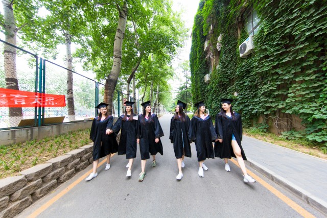 培养一个本科大学生，四年下来会花多少钱，看完方知父母的不易