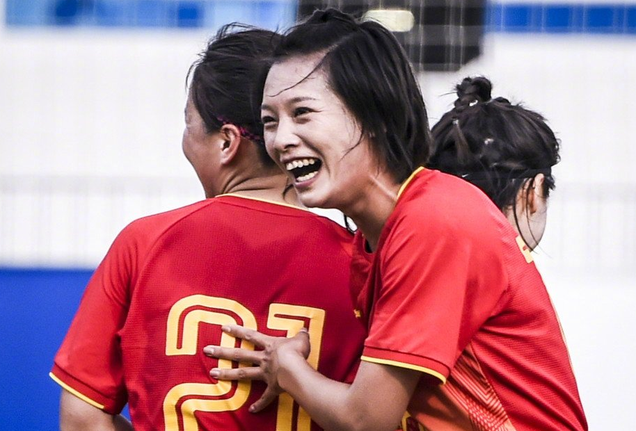 中国女足对阵巴西女(加时绝杀！10人中国女足2-1巴西进军运会决赛，奇兵登场5分钟破门)