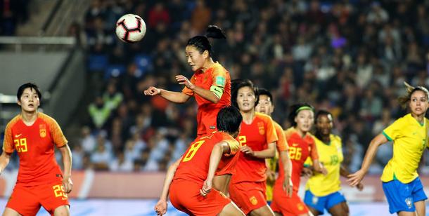中国女足对巴西女足(点球4-2！中国女足战胜巴西女足，2场0丢球夺冠，疯狂拥抱