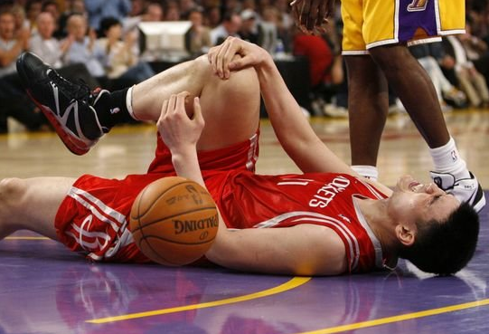 為什么nba球員受傷不能扶（NBA球員受傷最嚴重的一次，有的因傷病提前退役，無法回到球場）