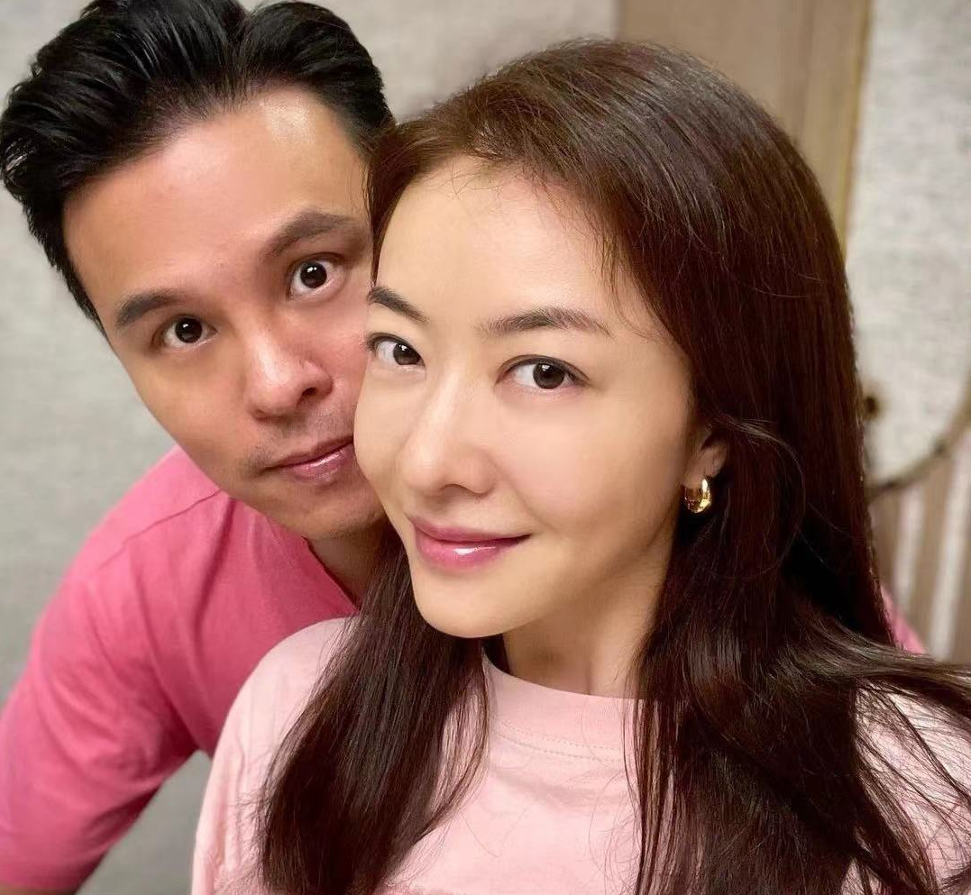 与富豪老公亲密搂肩,穿着热辣长腿瞩目