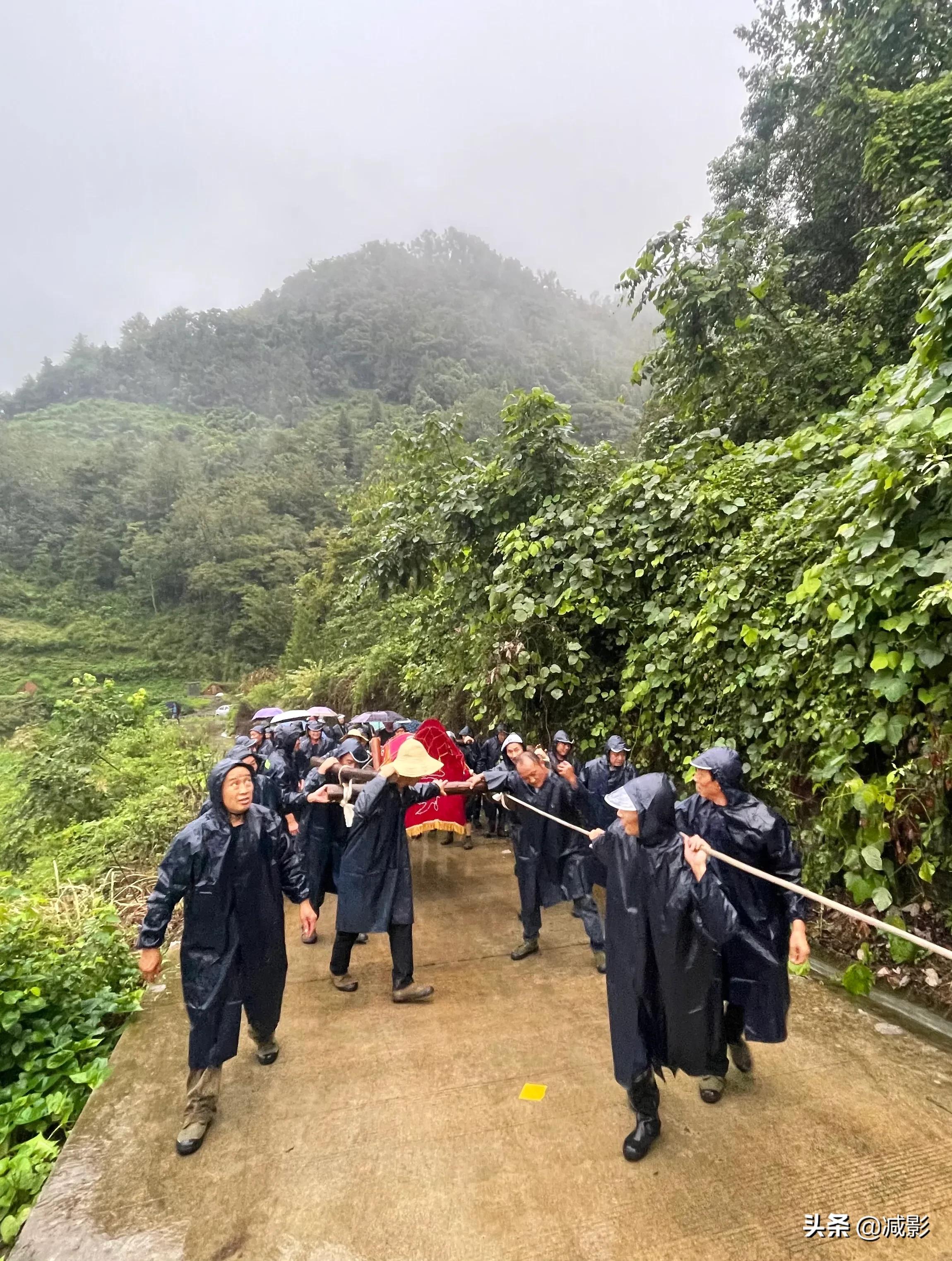 秦巴山区的葬礼，棺材800斤重需8人抬