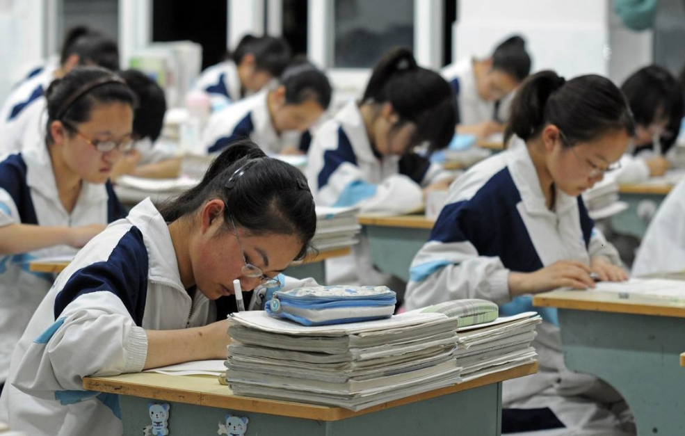 高考前一天学生在做啥？“淡定自若”是学霸，焦虑难安是学渣