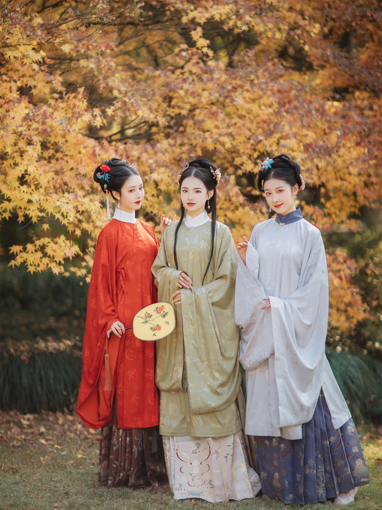 “学院风”汉服长什么样？不仅简约时尚，还很保暖，高级感十足