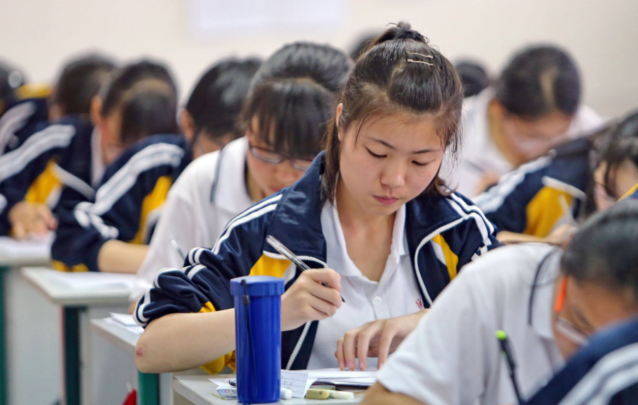 顺利考上二本，一年学费竟要2万8，普通家庭学生到底该不该去上