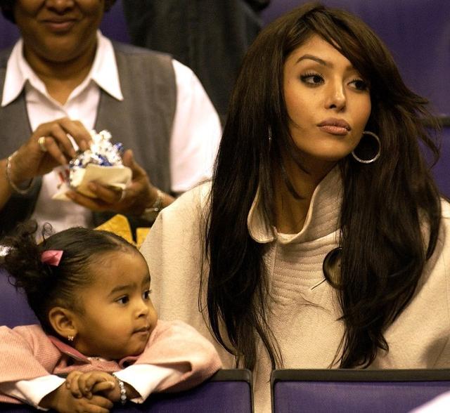 科比离世后，为何卡尔马龙明目张胆追求瓦妮莎？网友：多年前就有