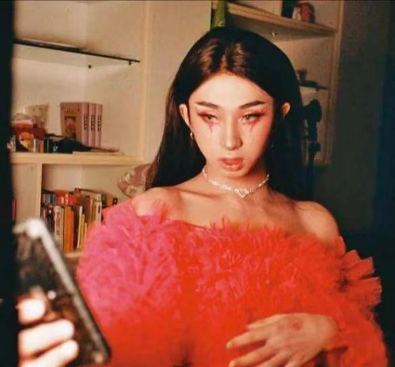Inghan儿子用四个婴儿走出街道，妇女在街上吸烟。