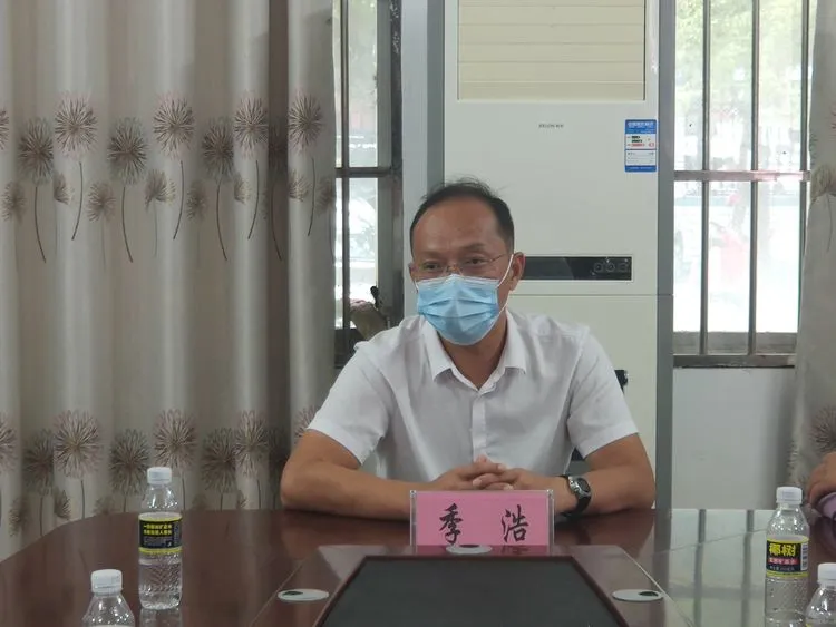 万宁市副市长季浩到市信访局值日接访