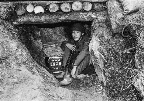 解放军战士在猫耳洞烂裆羞于看病,女军医:我是你大姐,怕什么