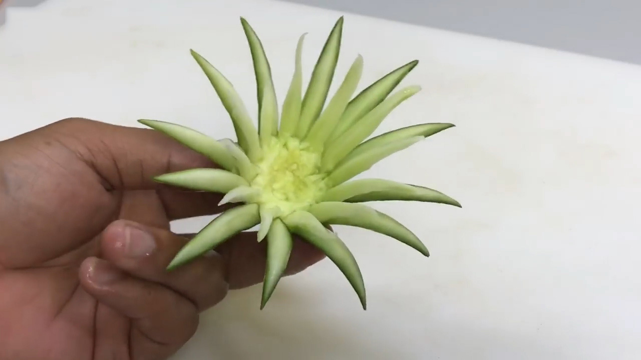 只需3分钟,教你制作漂亮的黄瓜红萝卜花雕刻装饰!
