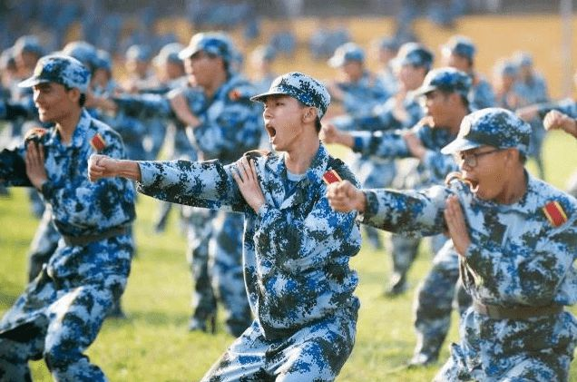 985四川大学新生军训因小事引发互相举报，看似闹剧实则需要深思