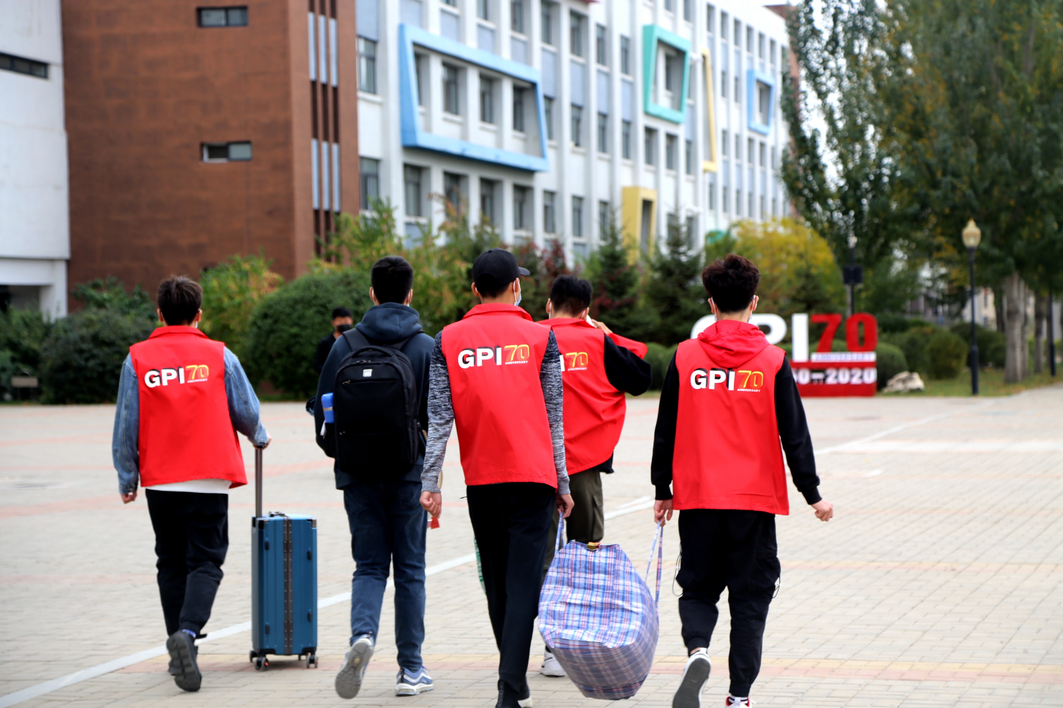 辽宁轨道交通职业学院：小红马甲志愿者们热情迎接新生