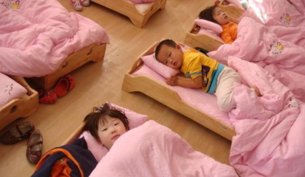 幼儿园“贪睡宝宝”赖床不起，老师同学全员出动，宝宝依旧睡得香