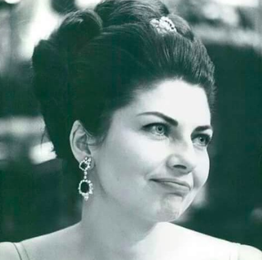 伊朗末代美艳王后！国王宠翻送天价珠宝，却因无法生育被流放