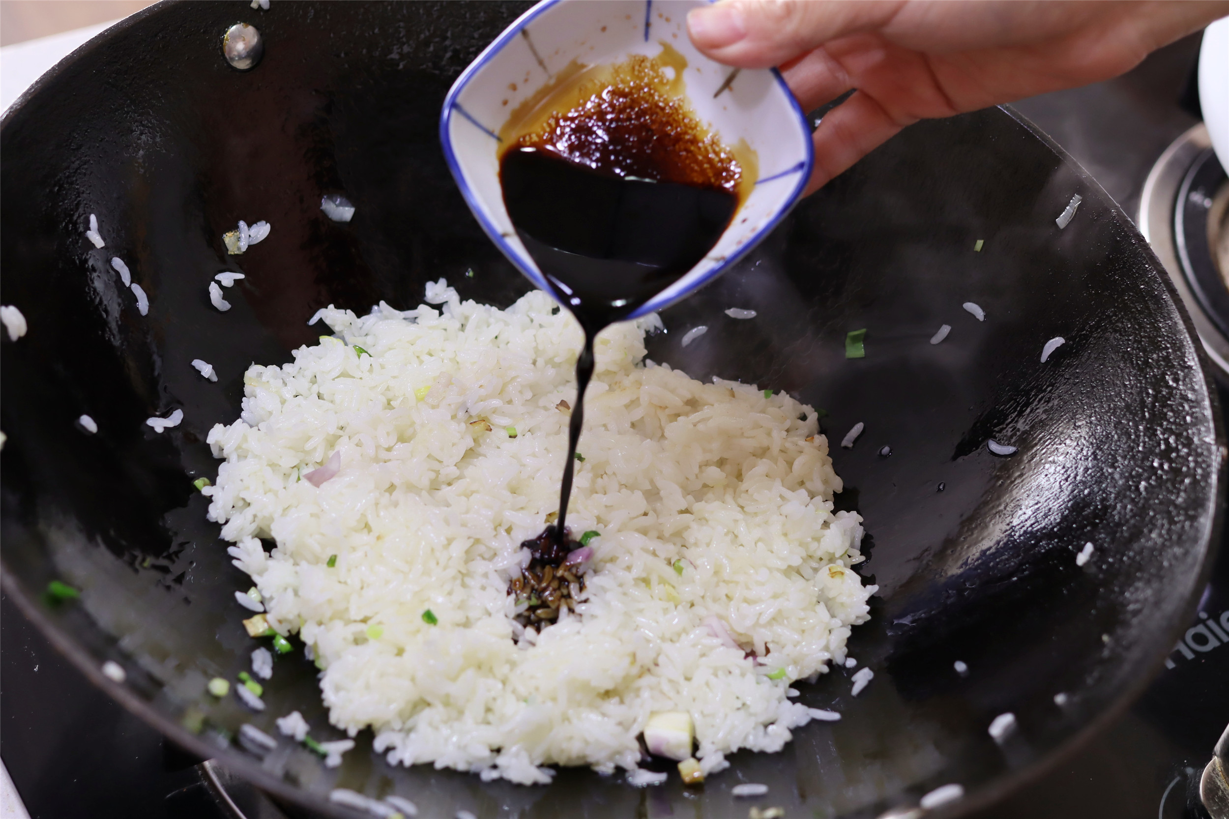 做蛋炒饭，记得“软炒”鸡蛋，每一勺米里都有蛋花，松软颗粒分明