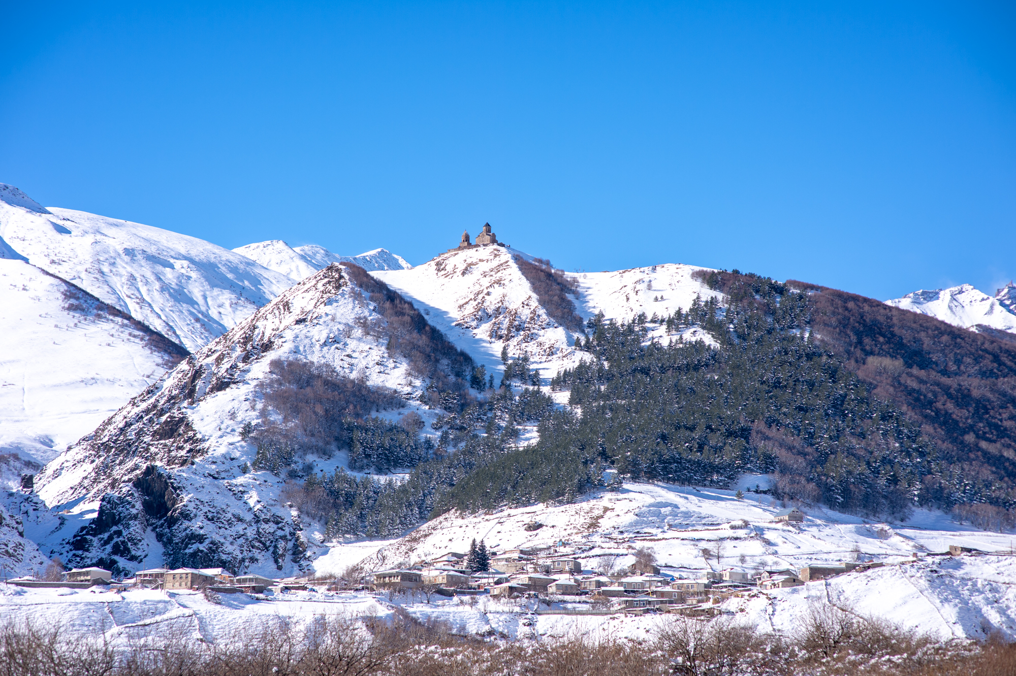 如何自制简易滑雪板（雪山村落里的孩子怎么玩耍？自制滑雪板，趴在上面可以滑行500米）