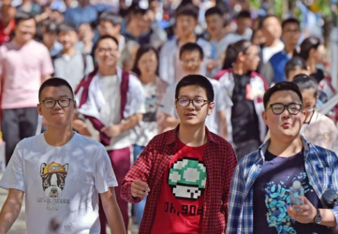 高考400分考生哭诉：我拼命学习，最后却和一群200分学生抢大专