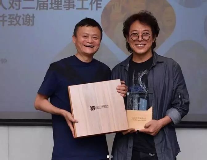 56岁李连杰状态回春！浓密黑发身材健硕，皮肤紧致似30岁壮年
