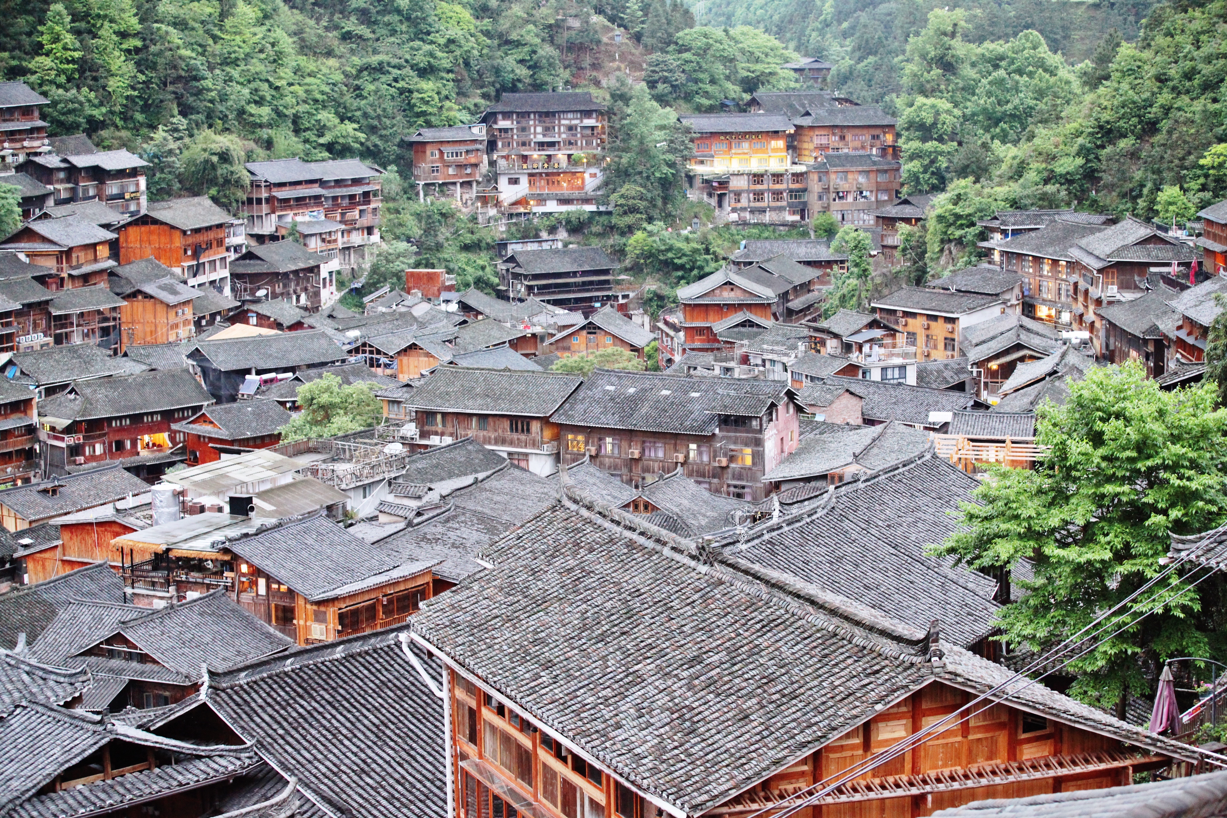 西江千户苗寨：“多彩贵州”一处梦中的风景，一个满目银饰的地方