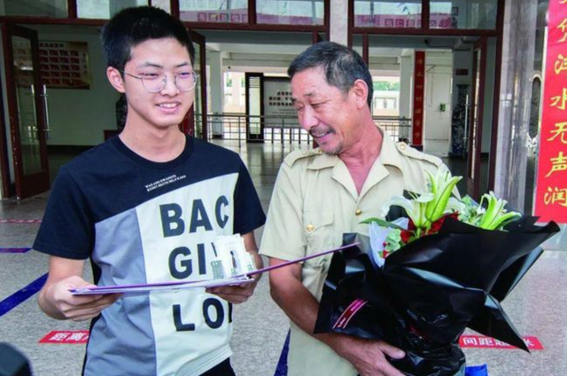 农村男孩父母双盲，从小做家务没用过手机，高考685分上清华