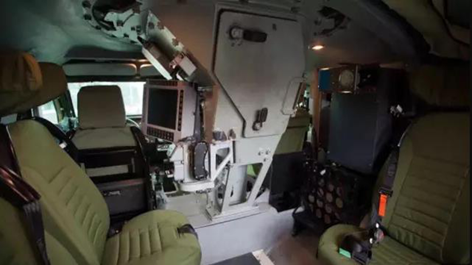 凶猛"狼獾"来袭,新款装甲车入列俄军,加快陆军实战灵活性