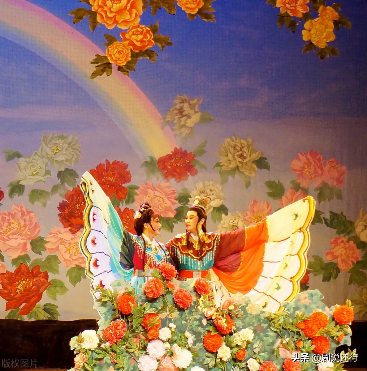 梁祝的愛情穿越千年不衰，雙雙殉情後何以化成蝴蝶而不是比翼鳥？