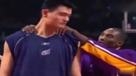 为什么nba都很宠粉(科比为何受球员尊重？细节见人品！全明星赛前给姚明捏肩放松)