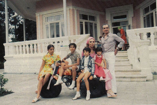 伊朗末代美艳王后！国王宠翻送天价珠宝，却因无法生育被流放