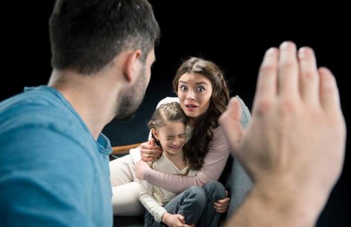 新加坡上网课后，藤条一度卖断货，“棍棒教育”真的有效吗？