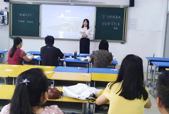 大学“精致女教师”走红，每天穿着打扮都不重样，堪比时尚达人