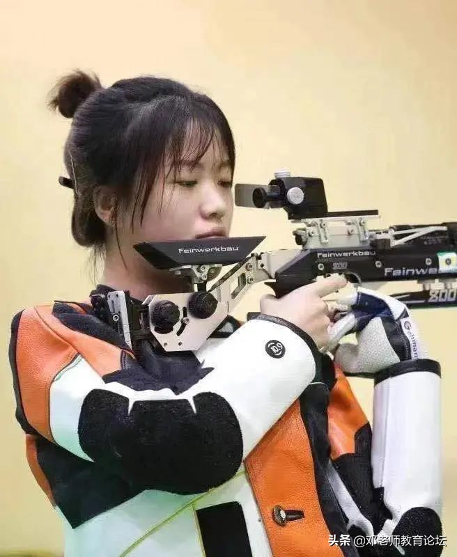 破解教育内卷化，假期让学生走出家门，到社区参与体育锻炼和比赛