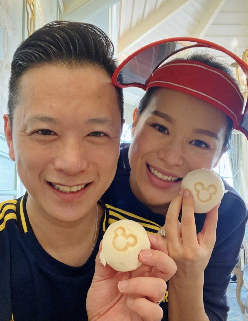 胡杏儿带长子注射疫苗，Brendan笑容帅气，自称不疼很淡定