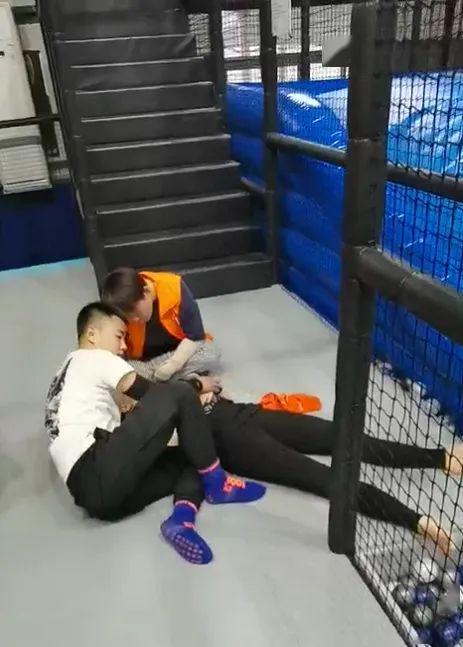 跳水脸摔成两半的视频不敢看（视频惊心！90后女研究生蹦床馆内摔成“完全性截瘫，当场动弹不得）
