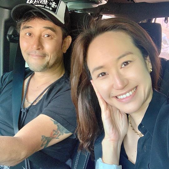 崔民秀今年58岁,媳妇也是演员,两口子感情很好.