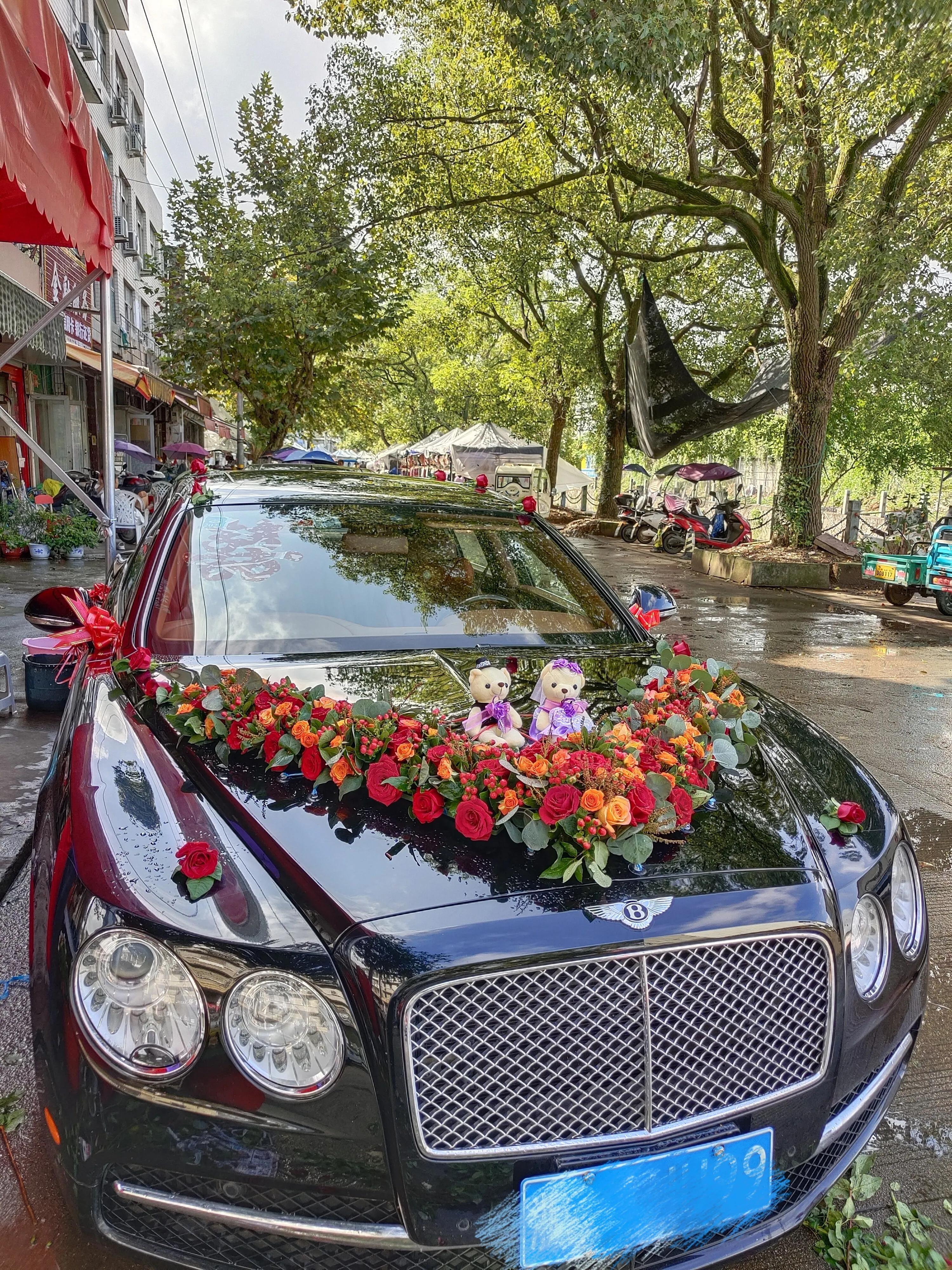 款式的车,头车是一辆w12新款宾利飞驰,老板是温州人,平时并不太出婚车