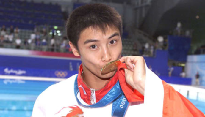 男子10米台金银牌由田亮和胡佳包揽.