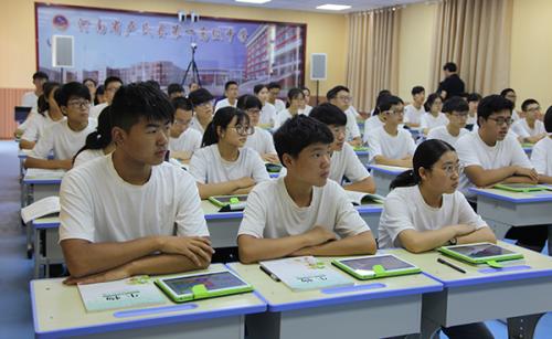 她是“最粗心”高考状元，考英语睡着、语文没写名，却还是上北大