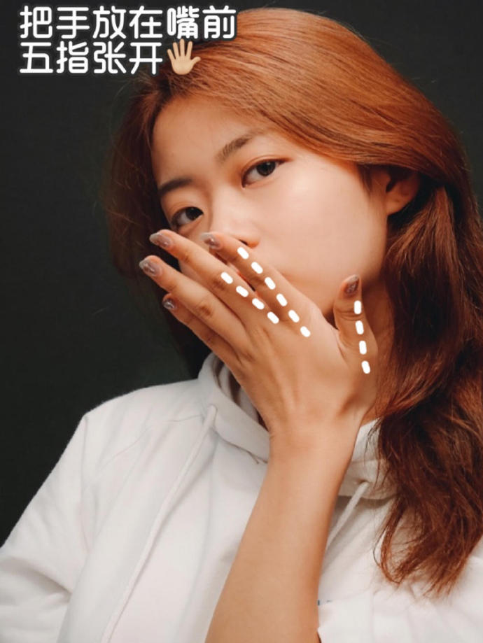 挡脸自拍,8个拍照手势比起来,显脸小又好看