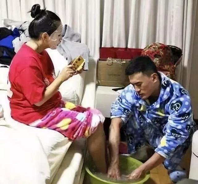 何洁：插刀李宇春内涵释小龙，自以为高明？如今丑闻缠身难洗白