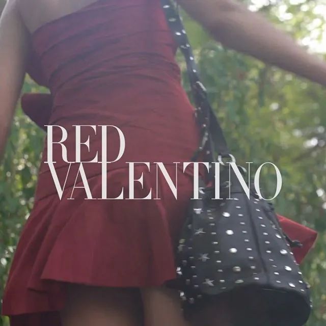 2020年Red Valentino包包元素，荷叶边和铆钉大pk